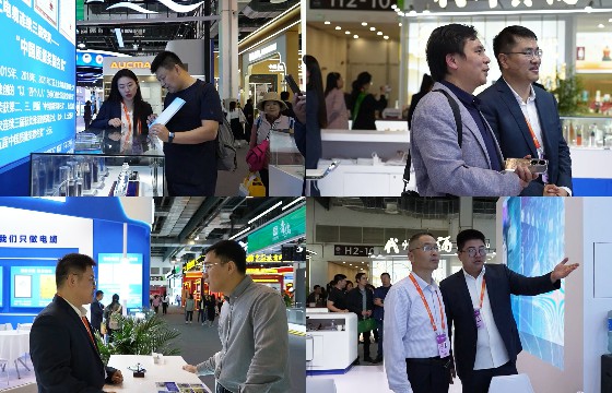 众多观展观众驻足壹定发展位并咨询.jpg